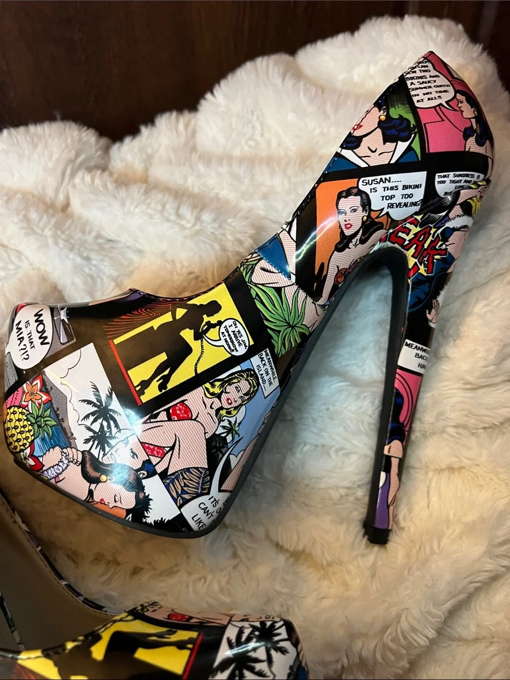 Comic Book Print Patent Leather Stiletto Heel Platform Pumps Size 6 NWT